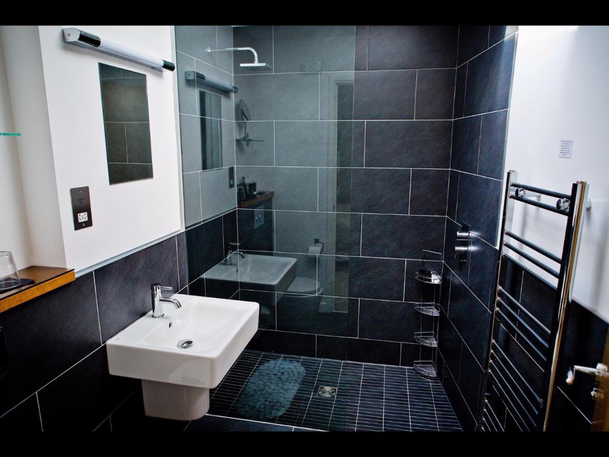 Отель The Cedars Bathford Экстерьер фото