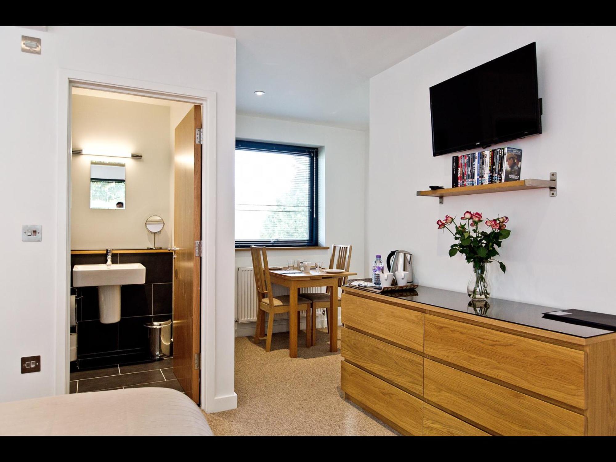 Отель The Cedars Bathford Экстерьер фото