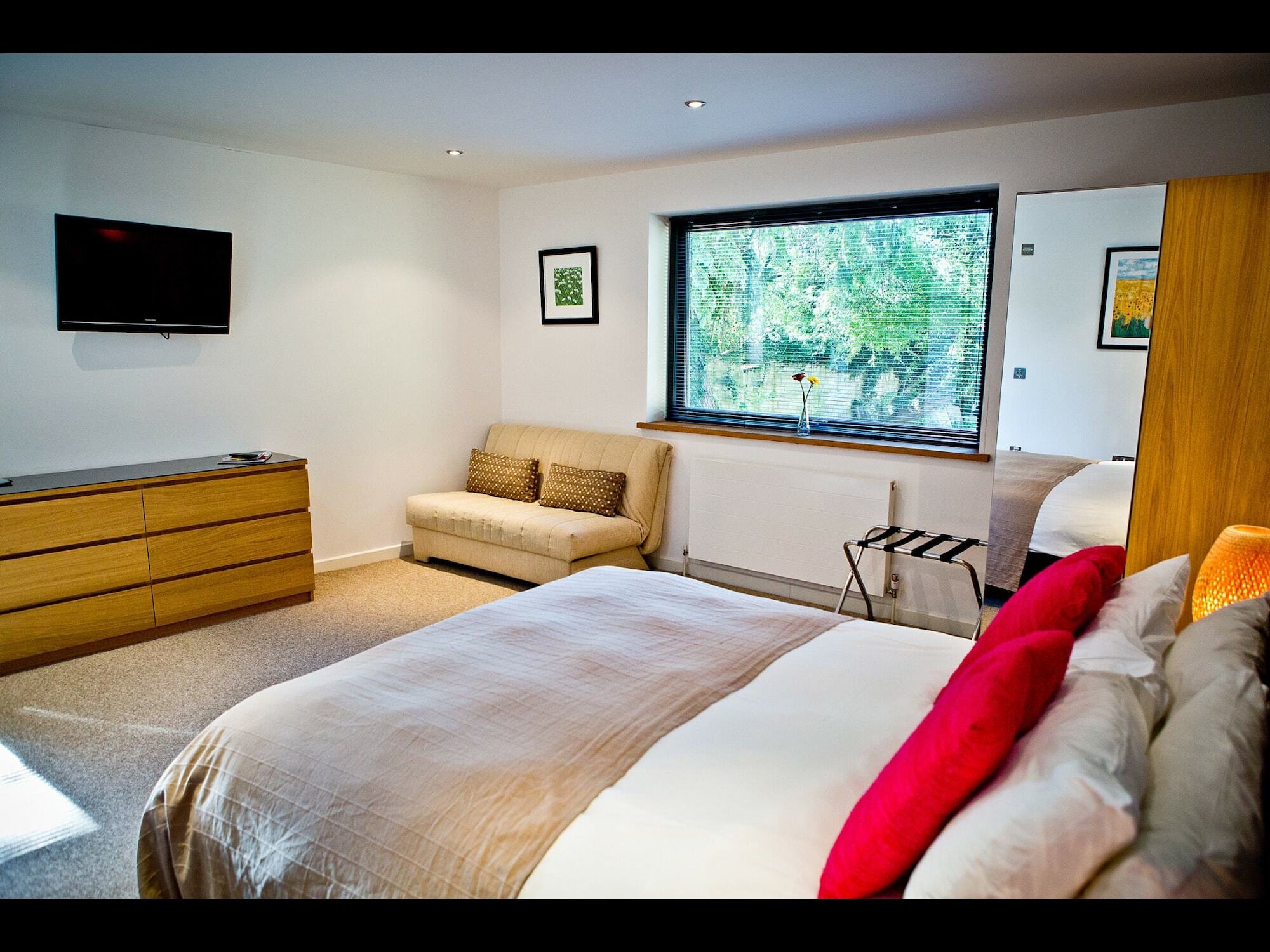 Отель The Cedars Bathford Экстерьер фото